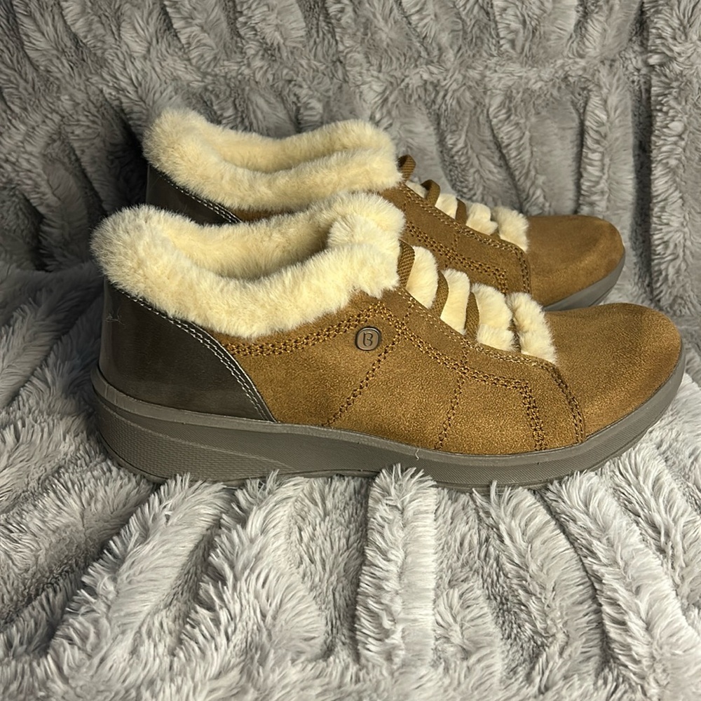 NWOT Bzees Golden Bootie - 7M - Tan / Cream